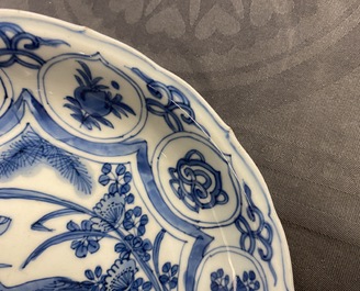 Un plat et deux assiettes en porcelaine de Chine en bleu et blanc de type kraak &agrave; d&eacute;cor de canards, Wanli